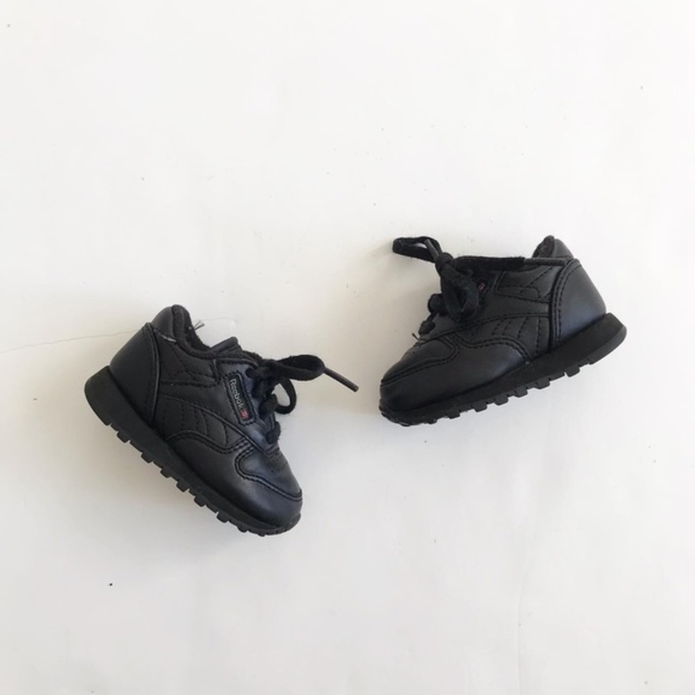 Reebok black classics leather trainers VGUC size 2